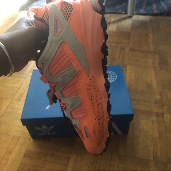 Adidas salmon coloured runners - Picture 3 of 10